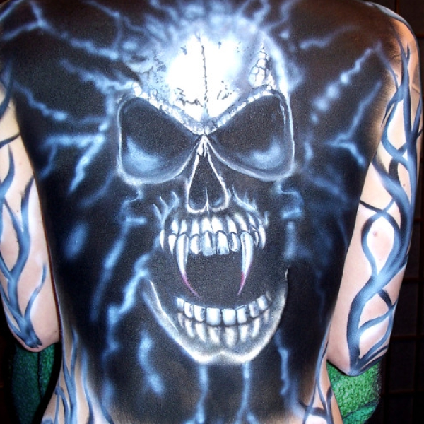 008 Bodypainting Reißzähne Skull