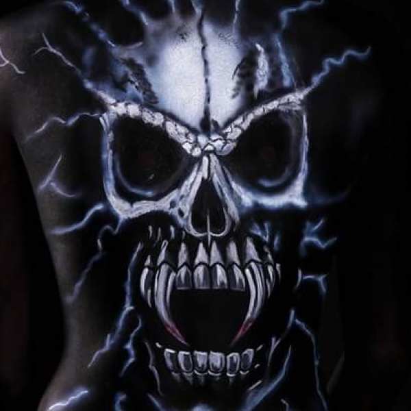 011 Bodypainting Reißzähne Skull